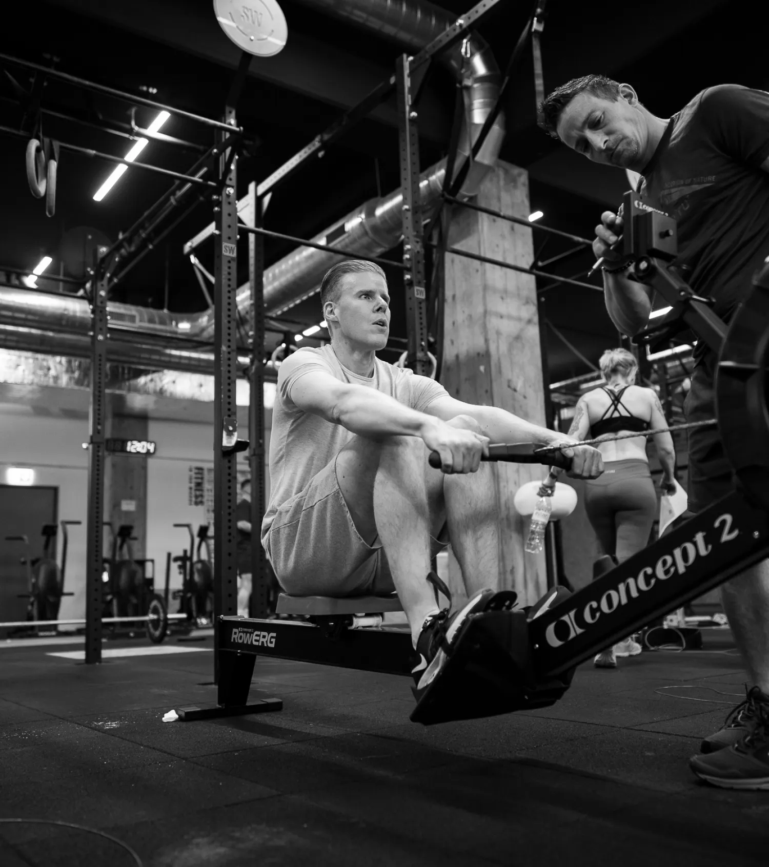 Der Coach Daniel Hunziker auf einem Trainingsgerät