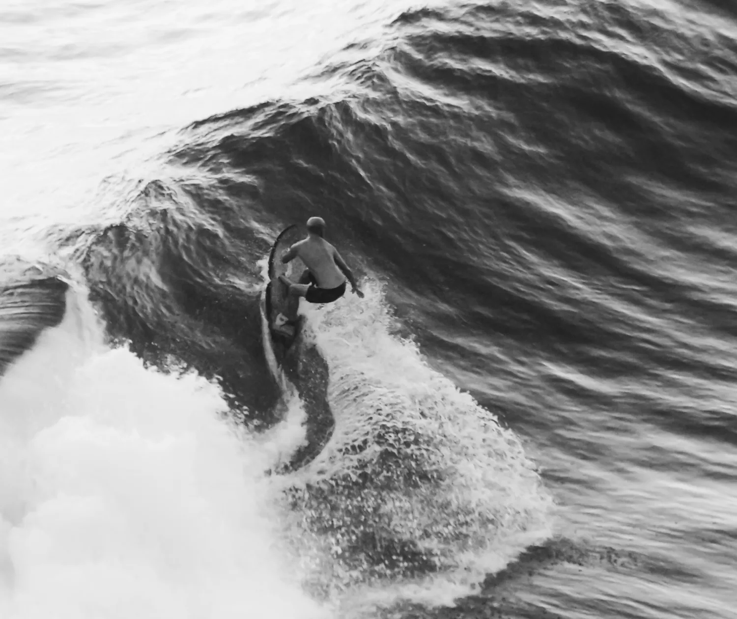Schwarz-weiß Bild eines Surfers auf einer Welle